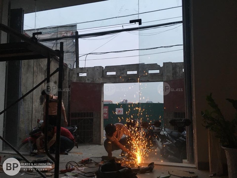 Bộ cửa kính thủy lực, cửa bản lề sàn 132 Tam Trinh 